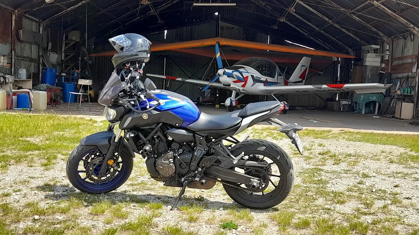 Yamaha MT przy hangarze i samolocie
