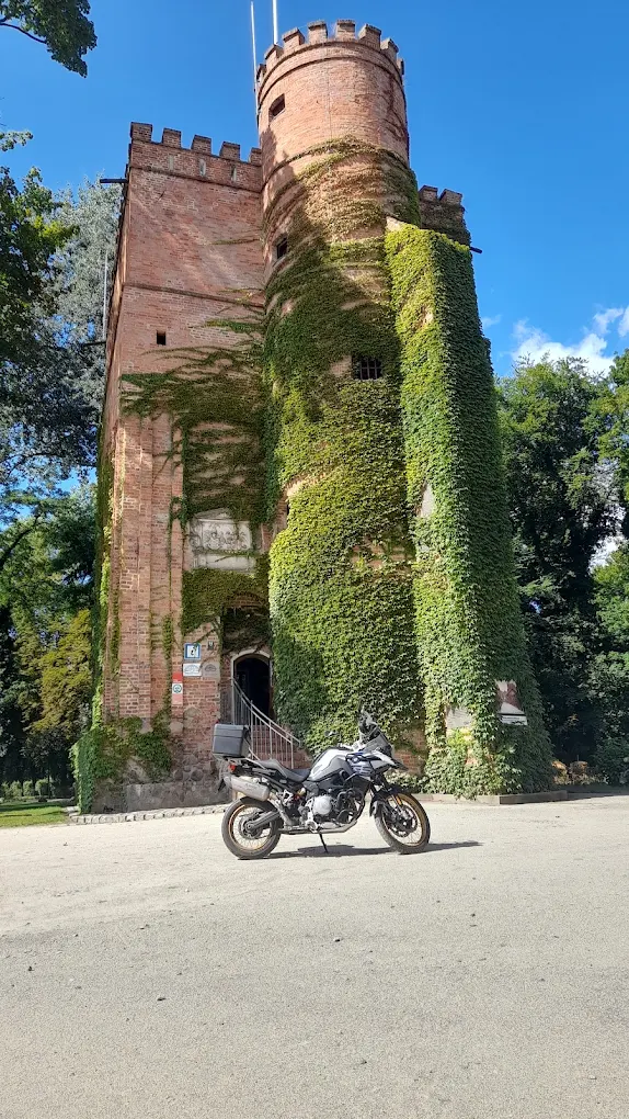 BMW GS przed zabytkową wieżą porośniętą bluszczem