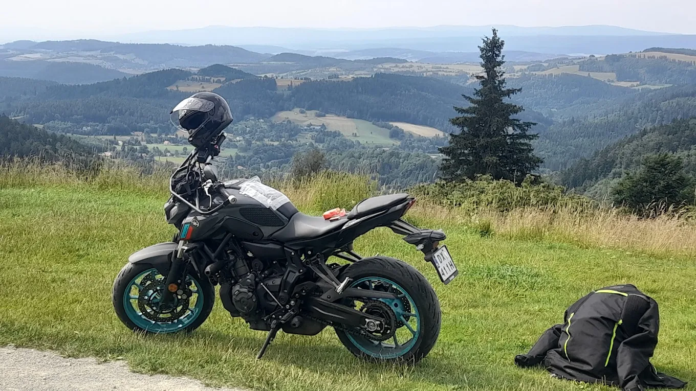 Yamaha MT na górskim punkcie widokowym