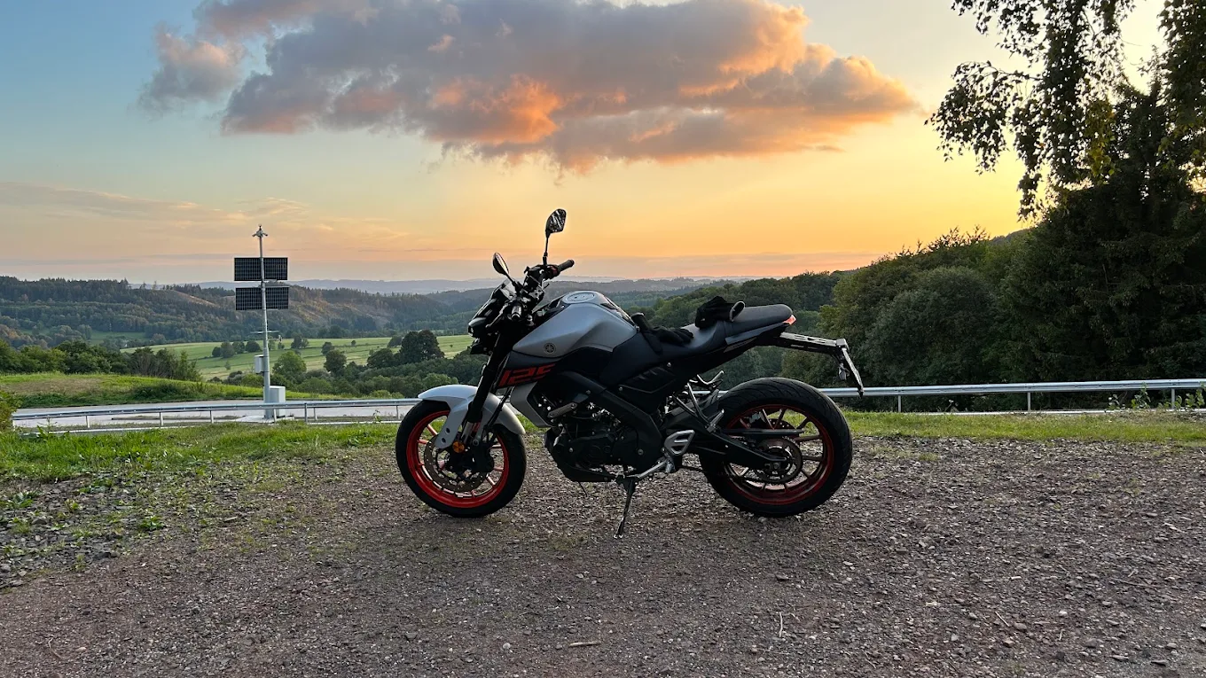 Yamaha MT na postoju przy zachodzie słońca w górach